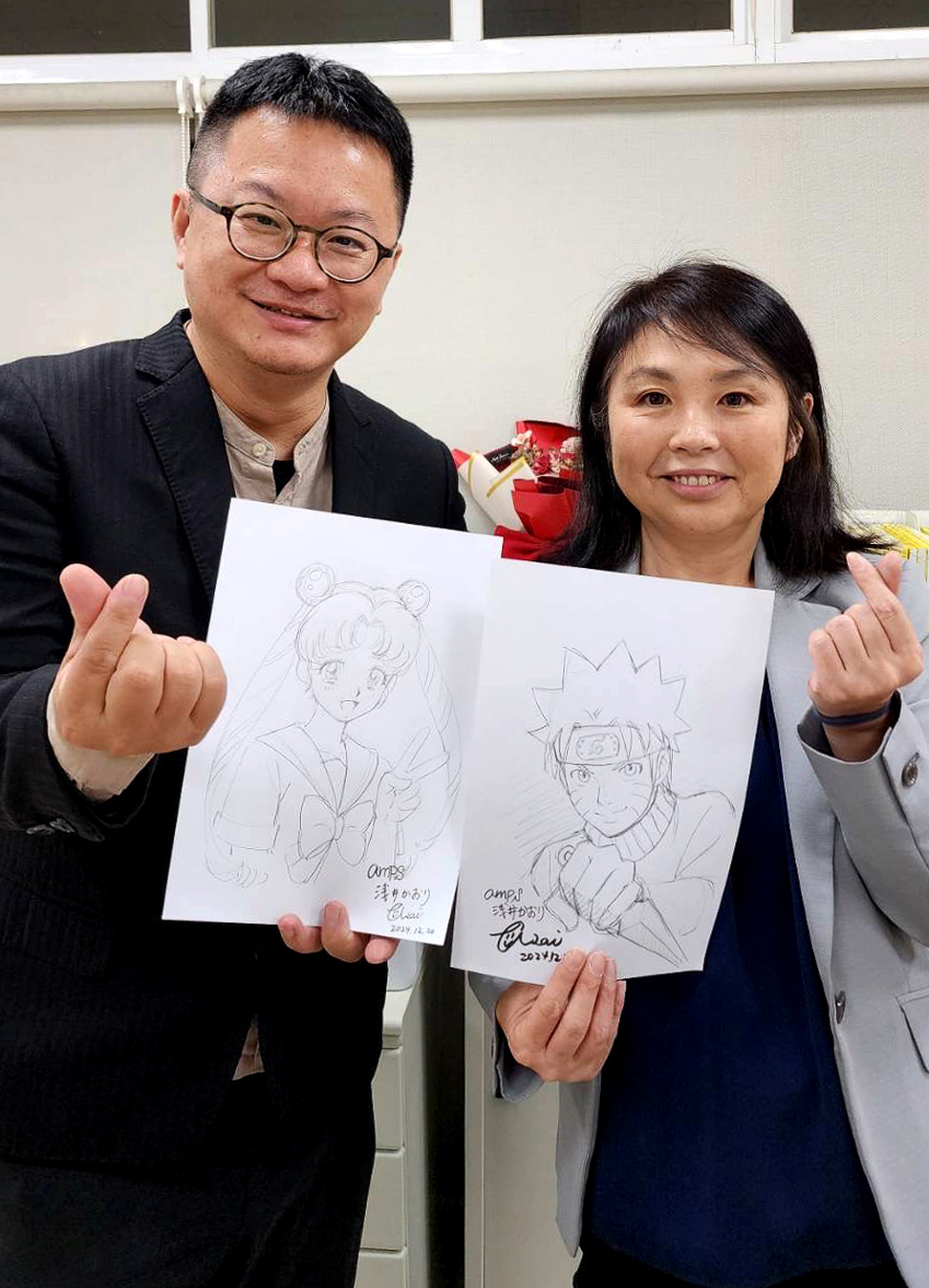 ▲淺井香織老師繪製經典人物美少女戰士及火影忍者，並與盧昰余校長合影。（圖/中華藝校提供）