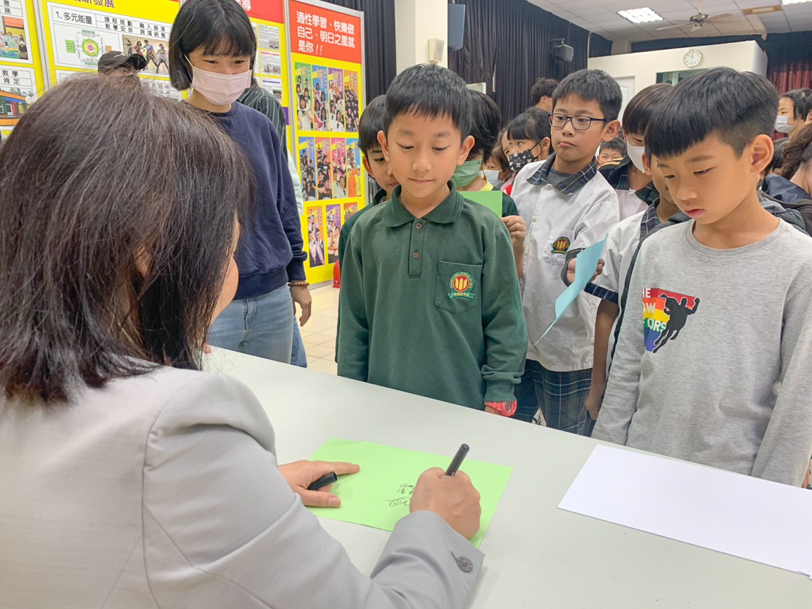 ▲國小部同學非常高興能夠參與講座，並排隊讓淺井香織簽名。（圖/中華藝校提供）