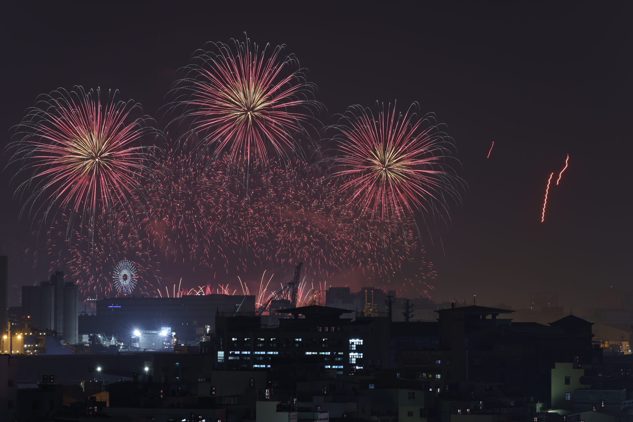 高雄跨年晚會31萬人倒數 250秒花火喜迎設市百年 高雄跨年晚會31萬人倒數 250秒花火喜迎設市百年