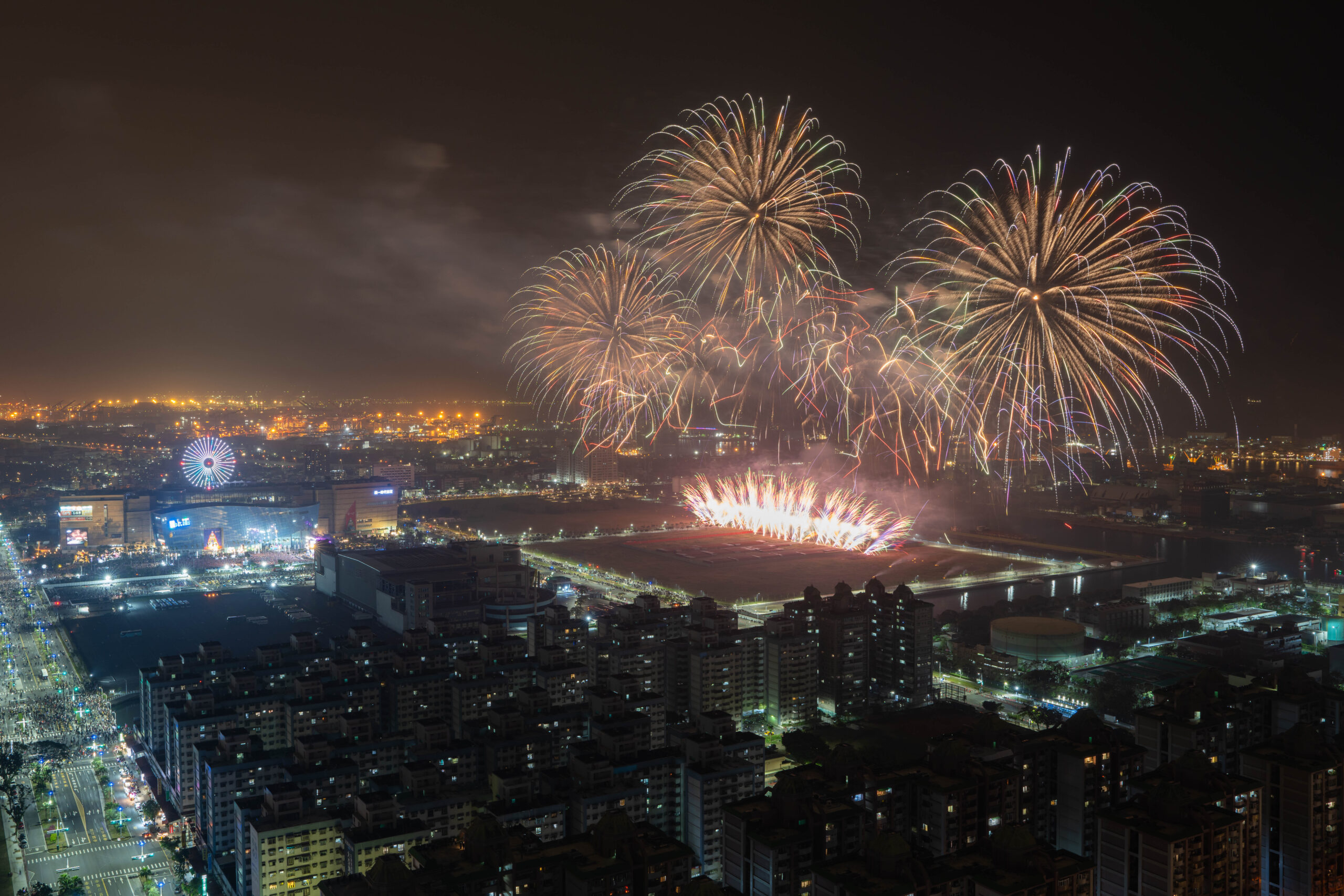 高雄跨年晚會31萬人倒數 250秒花火喜迎設市百年 高雄跨年晚會31萬人倒數 250秒花火喜迎設市百年