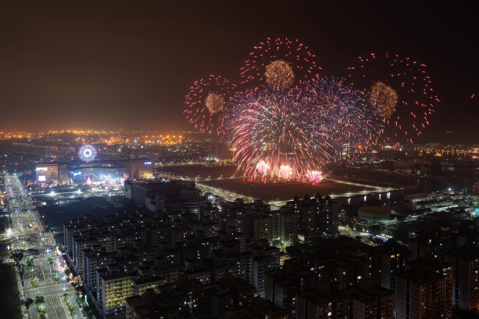 高雄跨年晚會31萬人倒數 250秒花火喜迎設市百年 高雄跨年晚會31萬人倒數 250秒花火喜迎設市百年