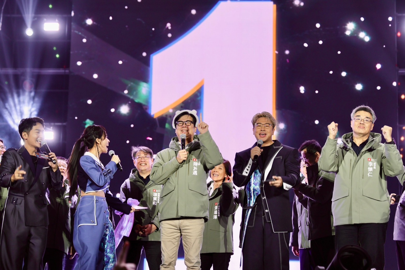 高雄跨年晚會31萬人倒數 250秒花火喜迎設市百年 高雄跨年晚會31萬人倒數 250秒花火喜迎設市百年