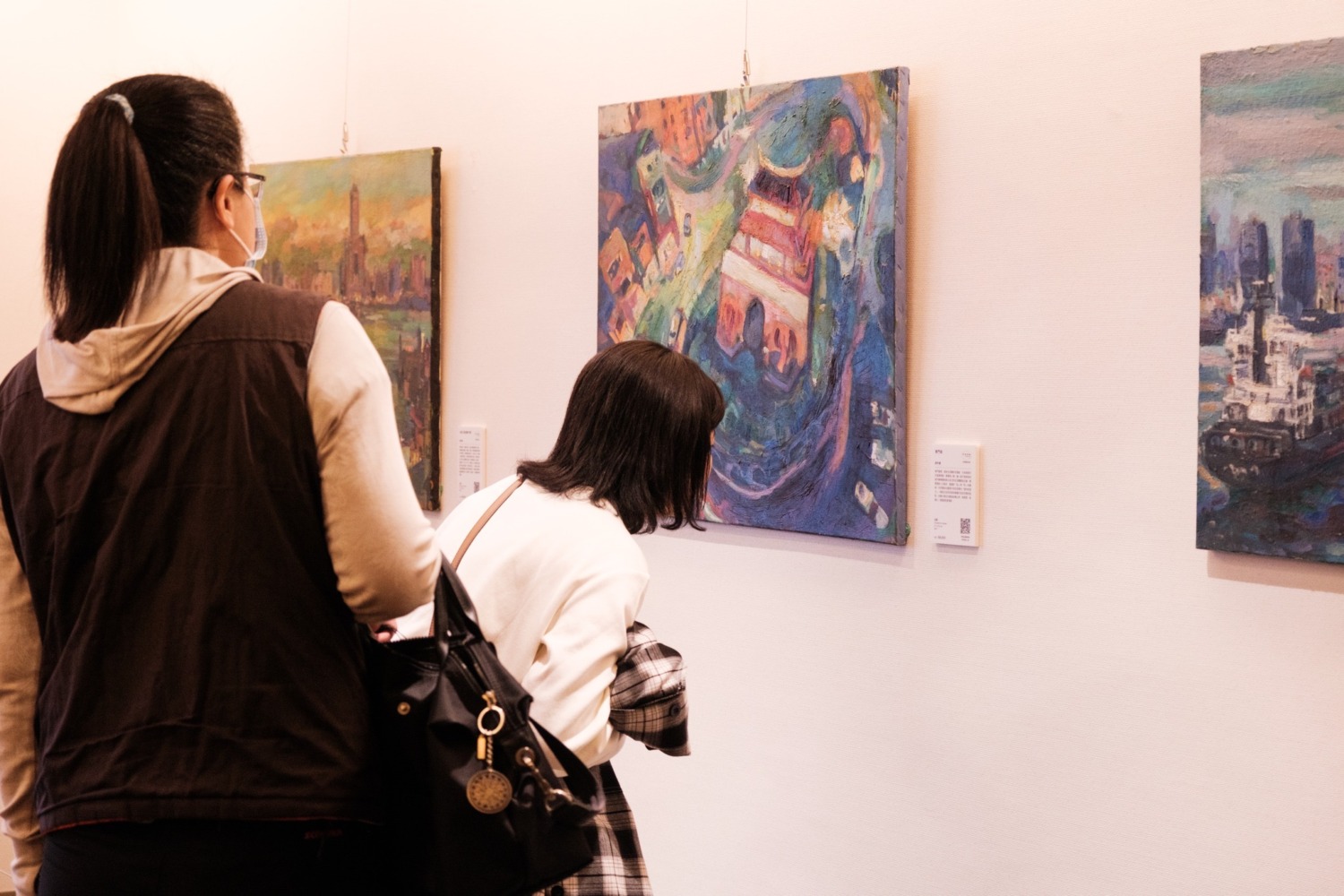 透過畫布與色彩激盪 胡令豪「城市光彩」藝術饗宴開展
