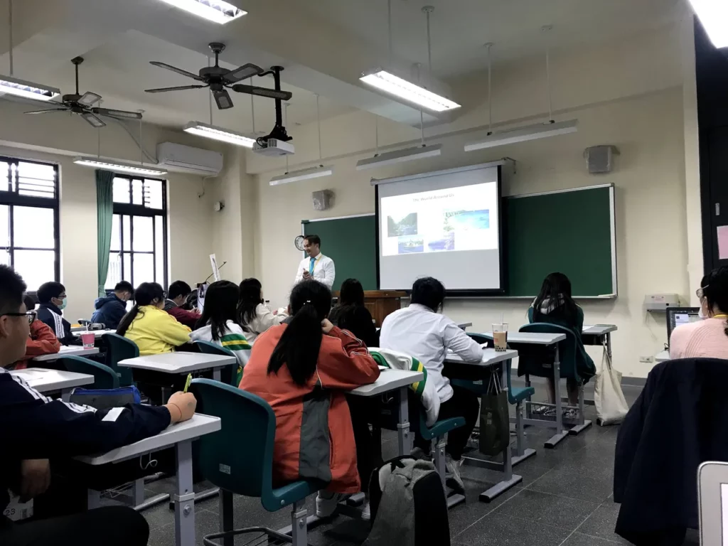 為了幫助高中生獲得更好也更多元的教育資源和發展機會,各種國際教育課程陸續自歐洲、美國、英國、加拿大等地引進台灣