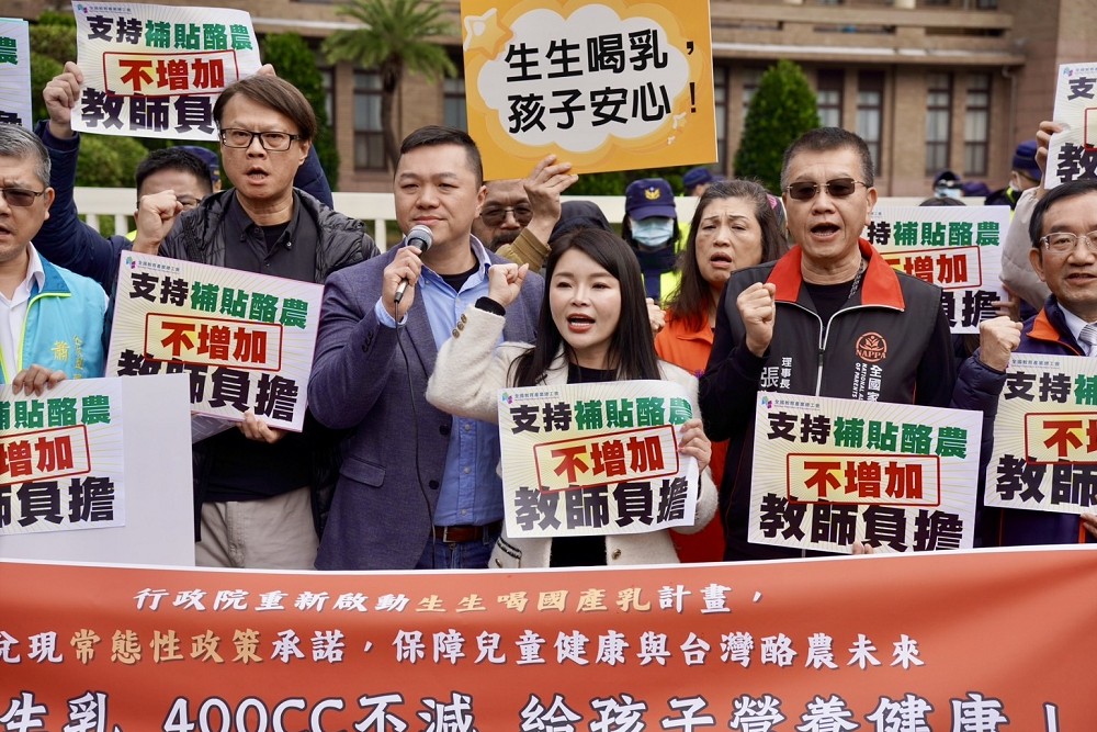 「班班有鮮乳」急喊卡 張嘉郡力挺家長聯盟:政策失誤不能由孩子承擔 206 「班班有鮮乳」急喊卡 張嘉郡力挺家長聯盟:政策失誤不能由孩子承擔 205