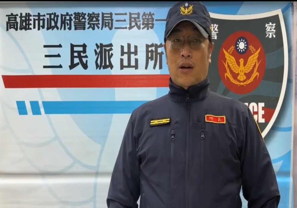 阿北馬路上鍋鏟拋接陀螺 高雄警:行為觸法將開罰 202 248250102a02