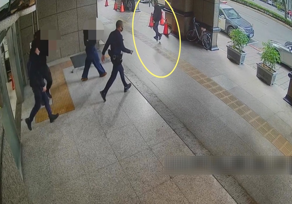 與死神搶命 蘆洲警飆速成功救回嬰兒 215 248250102a03