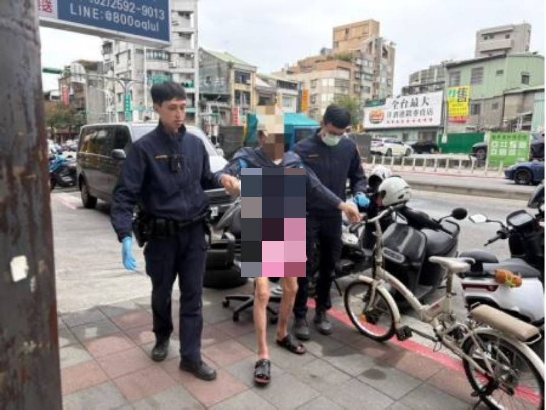 員警親自護送老翁返家,並聯繫其房東前來協助照顧。(記者 黃荷琇翻攝)