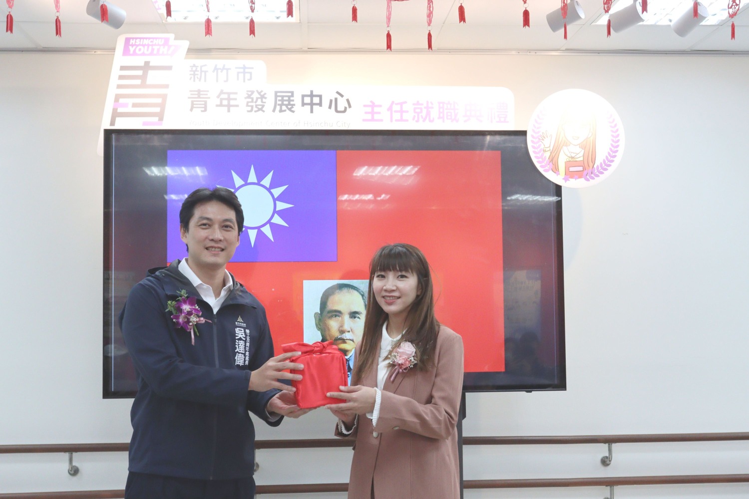 青年發展中心主任陳毅璇(右),竹市在地菁英,曾任多項公職,2024年推多元創新計畫,展現活力與領導力。(圖/記者林照東翻攝)