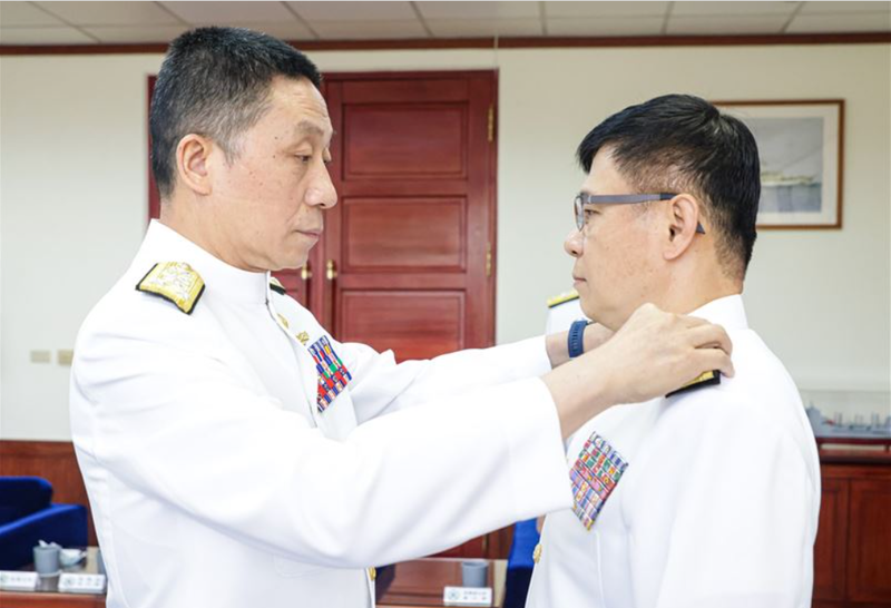 劉慶斌於2022年4月升任海軍司令部政戰主任,並晉任為海軍中將,由時任海軍司令劉志斌上將為其授階。(圖/國防部青年日報)