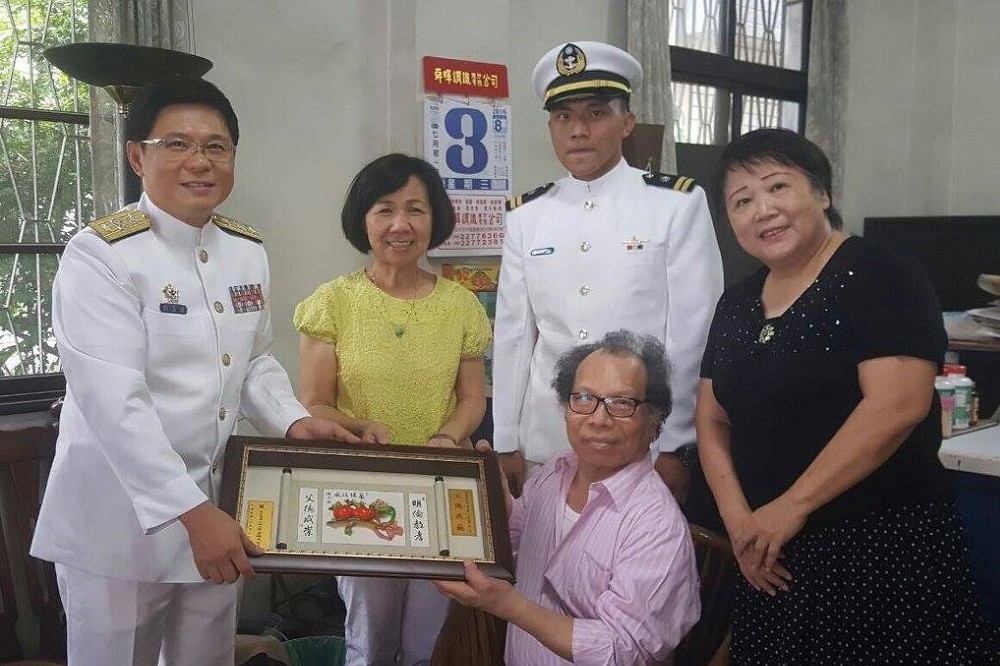 海軍政戰主任劉慶斌中將(左)被投訴發文超過40餘篇,創國軍高階將領被投訴最高記錄。(圖/海軍艦隊指揮部)