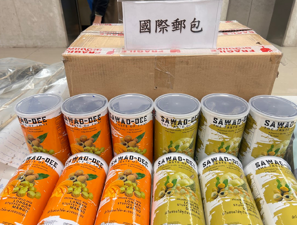 自泰國運輸入境之龍眼乾包裹內暗藏大麻。(記者徐煜勝翻攝)