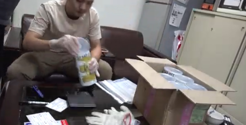 警方清查毒包裹。(記者徐煜勝翻攝)