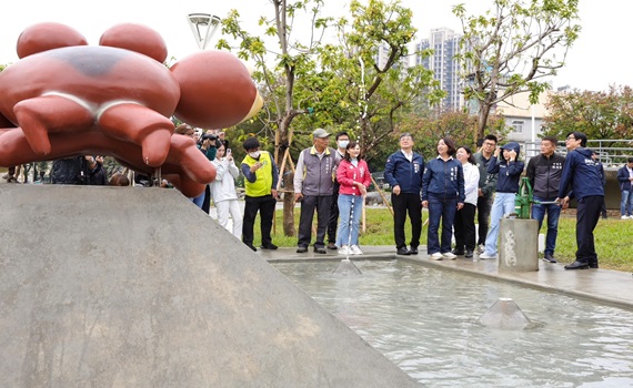 高雄「楠梓藍田公園好好玩」! 陳其邁為全台最大鹽田主題遊戲場剪綵