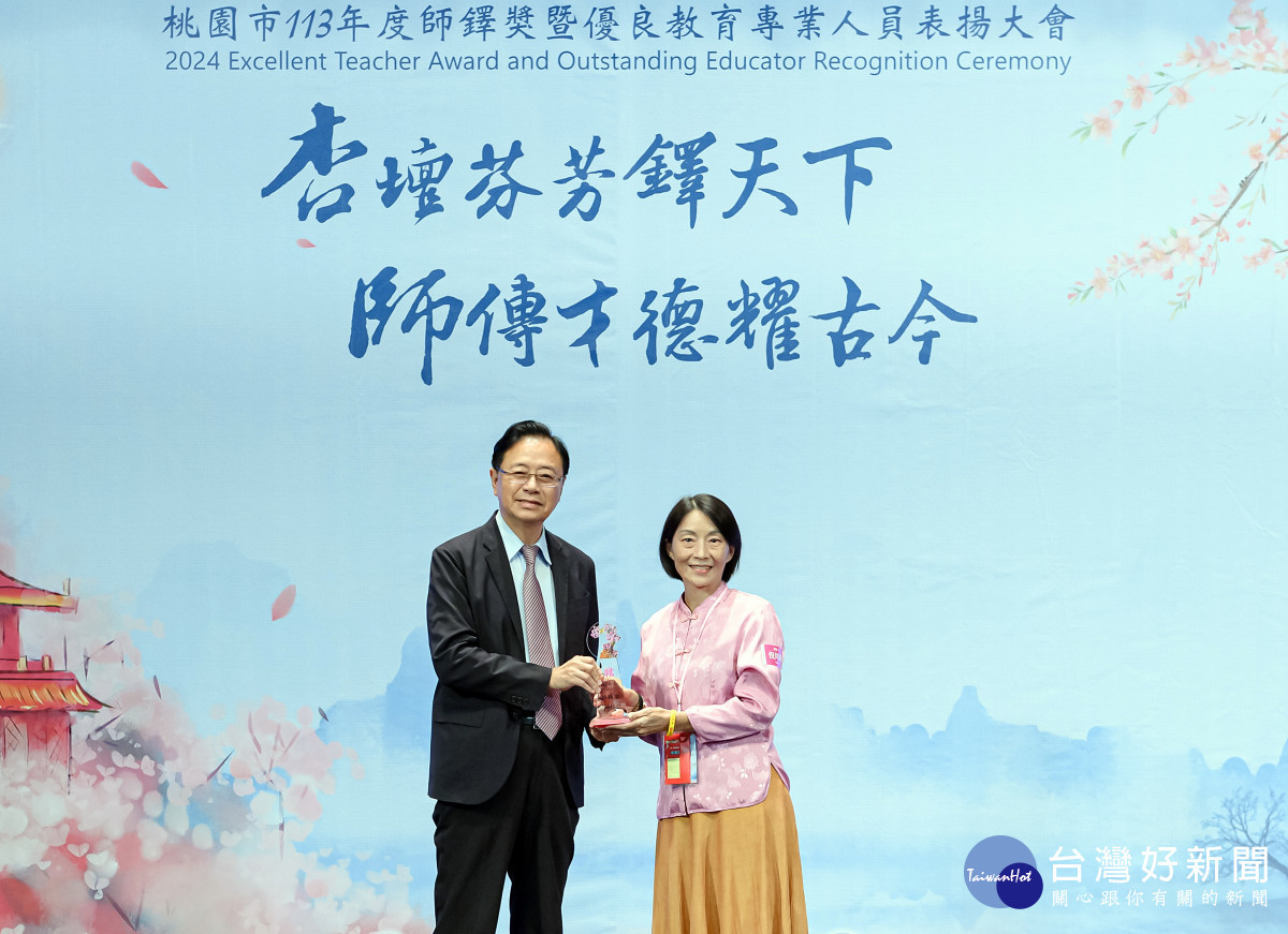 空姐華麗轉身成為國中老師   倪同娟榮獲桃園市113年師鐸獎（張善政市長頒獎）