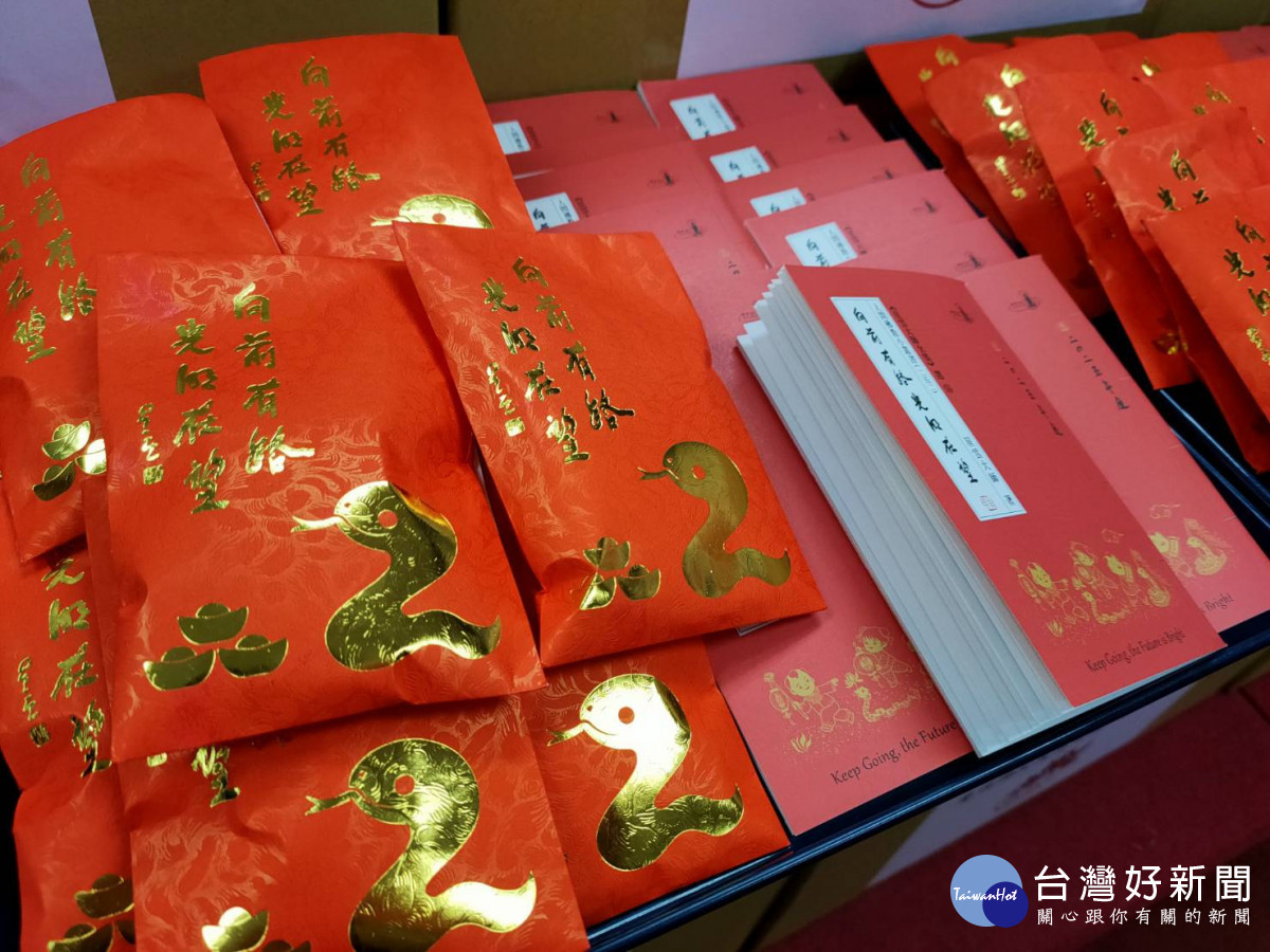 佛光山彰化福山寺「臘八粥」予縣府府內各單位同仁分享結緣。圖/記者鄧富珍攝