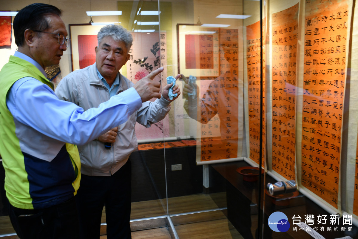 古文物收藏名家郭双富為林世賢市長解說收藏的珍品。圖／記者鄧富珍攝