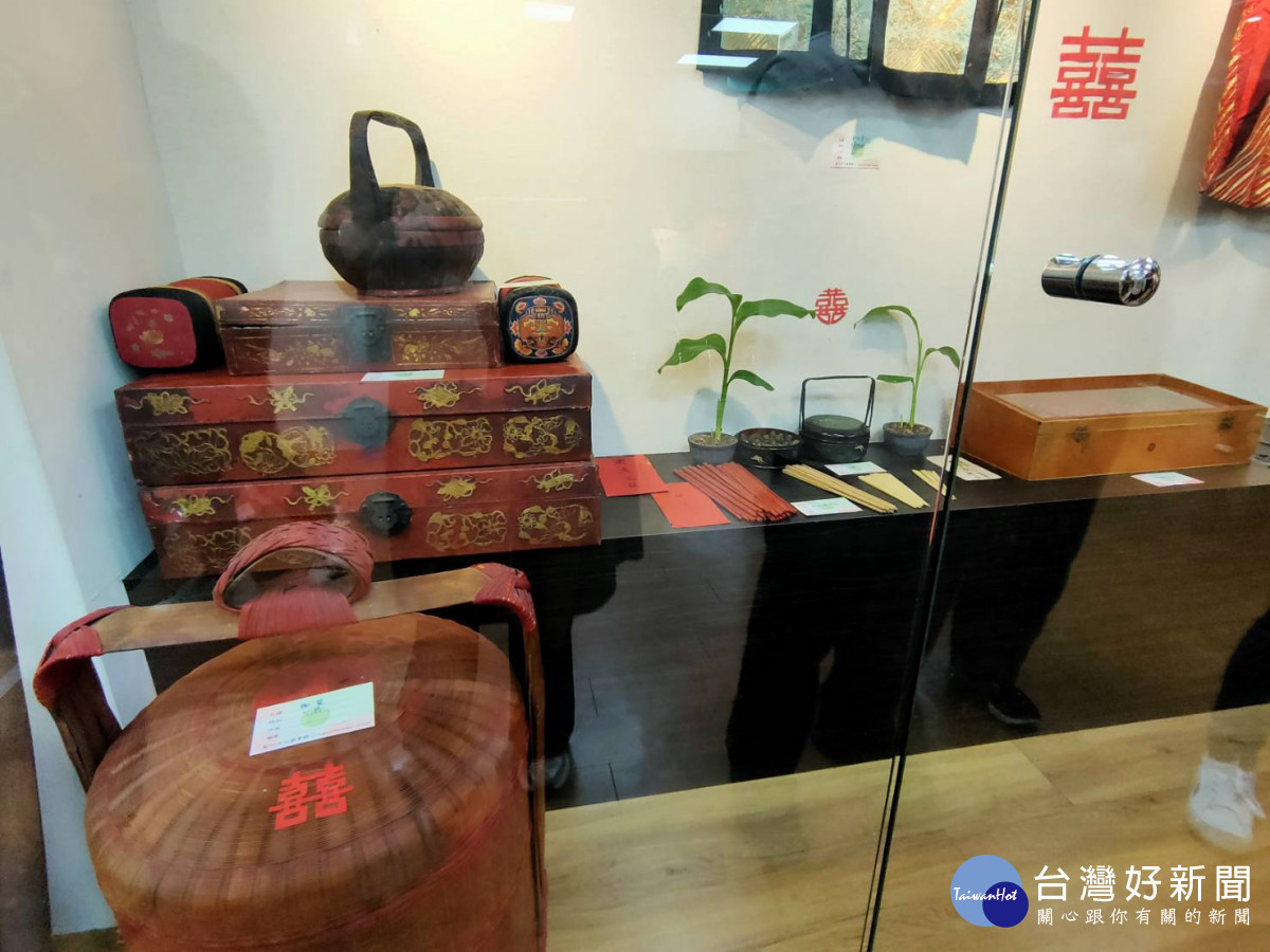 臺灣喜壽古文物展「雙喜臨門」，懷舊傳統婚禮與祝壽慶典吉祥物。圖／記者鄧富珍攝