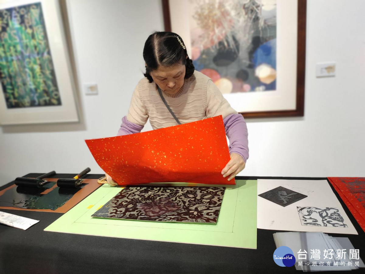 張芯晨創作展「隨心所遇」呈現版畫多變的樣貌。圖/記者鄧富珍攝<br /><br /> <br /><br />