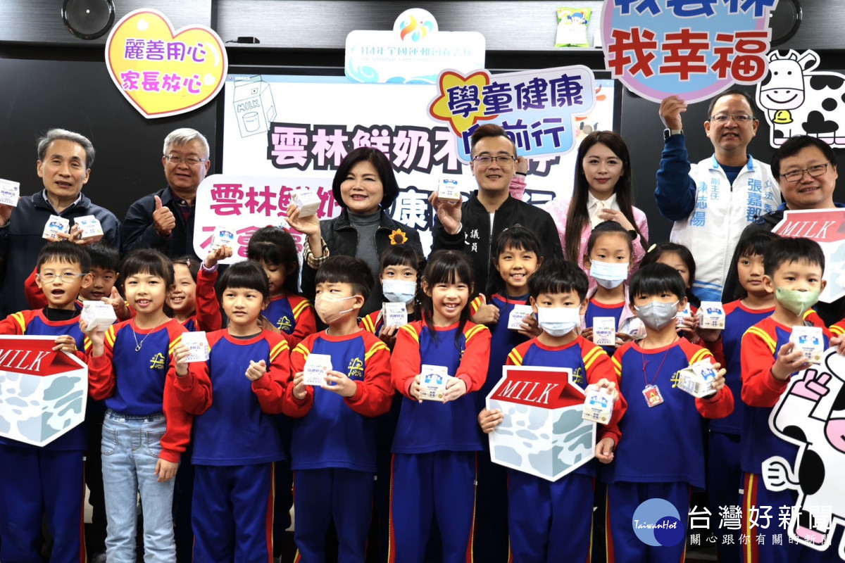 雲林縣長張麗善今(3)日偕同縣府教育處長邱孝文、新聞處長陳其育,與縣議員陳永修等前往斗六國小關心校園鮮奶配送供應/林詩涵翻攝