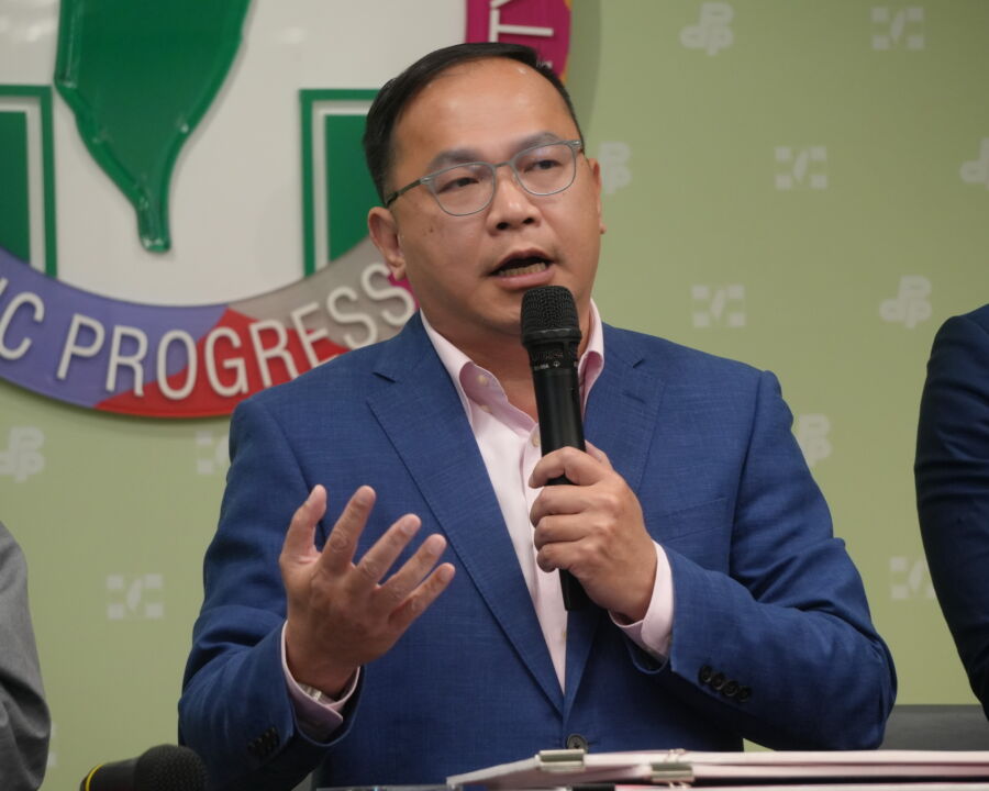 圖／立委王義川強調，中國所推行的「台灣居民居住證」存在嚴重隱患，提醒民眾小心避免受害。（民進黨提供）