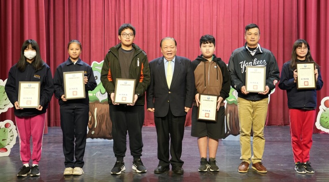 陳光復表揚9所國中、小學品德教育宣導創意戲劇比賽獲獎學校 肯定師生們推動品德教育的努力與付出