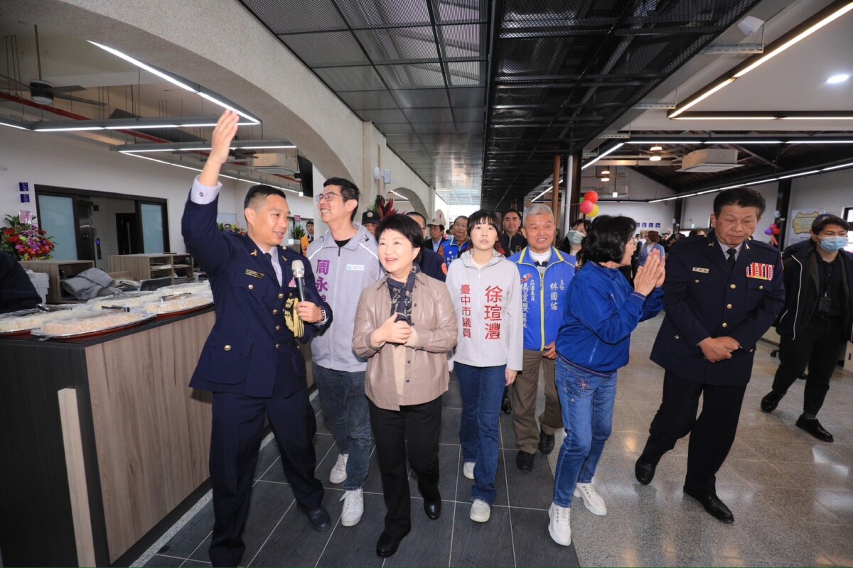 ▲盧秀燕及與會貴賓參觀社口派出所。(圖/記者顏淑娟翻攝)