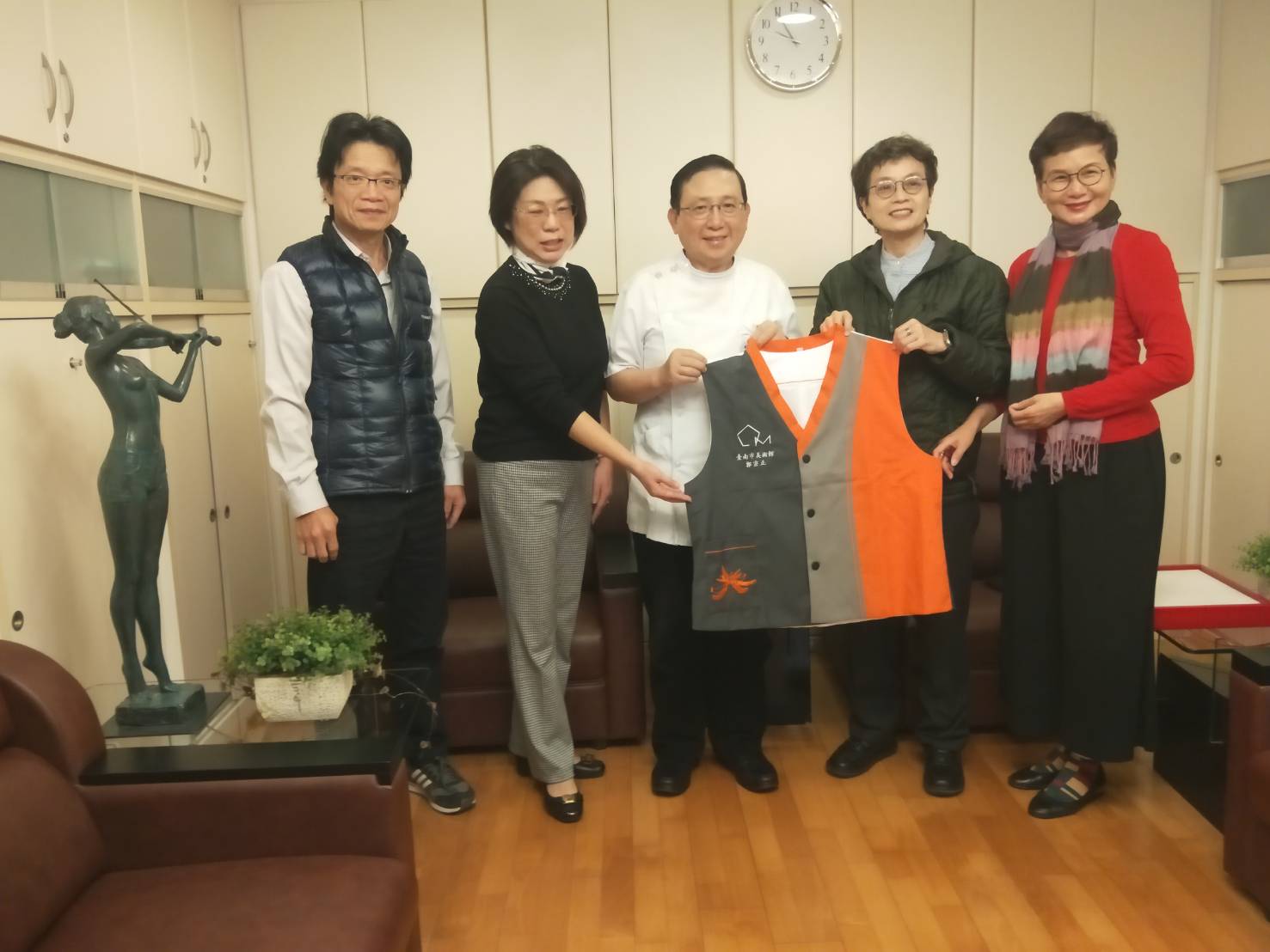 台南市美術館贈郭宗正志工制服 感謝郭董事挹注應援八十萬經費
