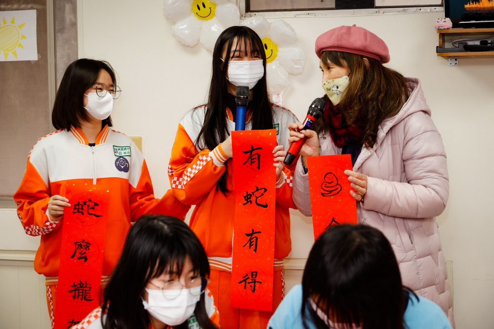 桃中學子陪長輩書寫　青銀互動充滿溫馨歡樂氛圍