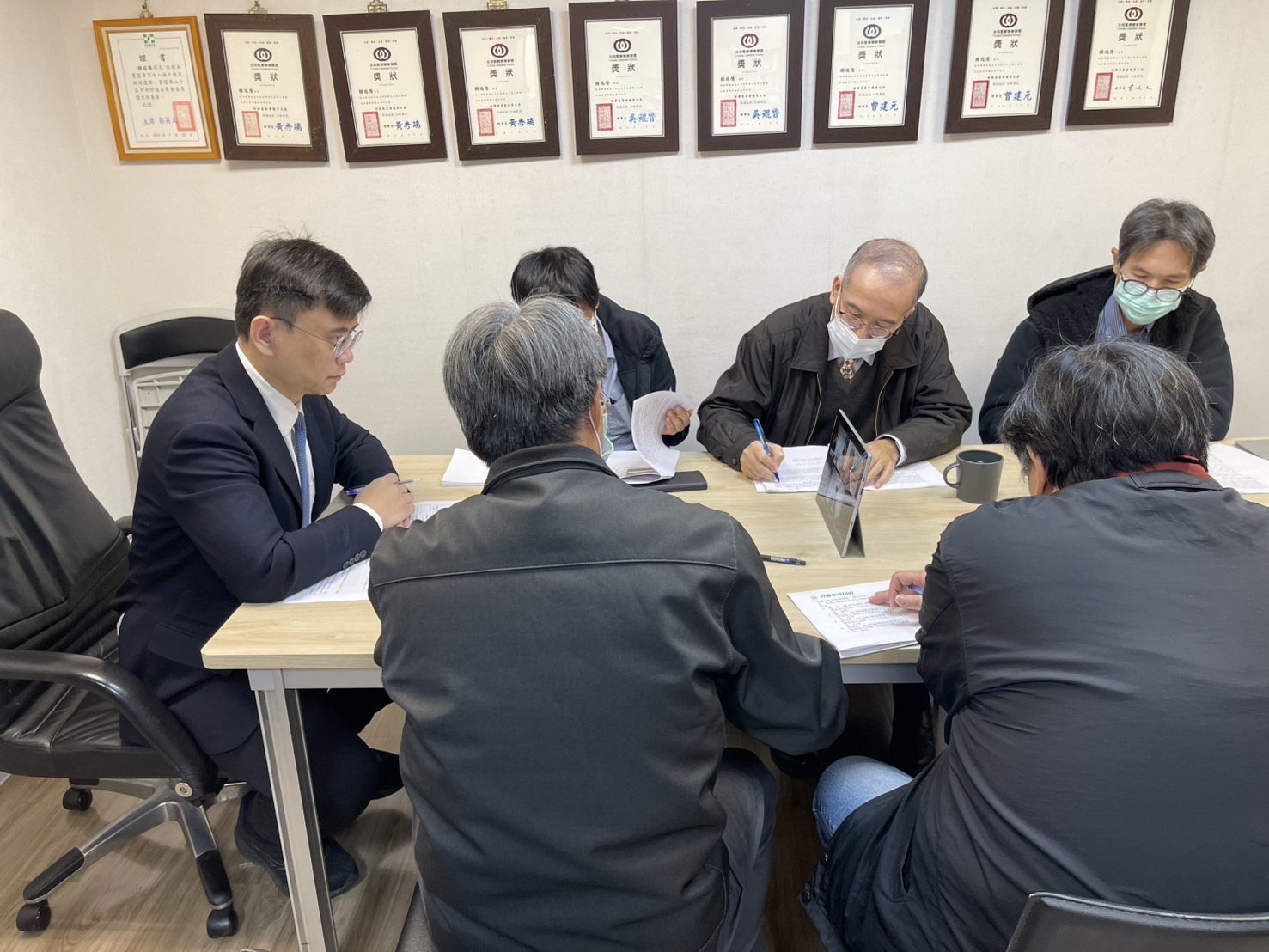 解決小港沿海路貨櫃車壅塞  立委賴瑞隆：增派義交 啟用智慧號誌 加速完成專用道 善用海上走廊
