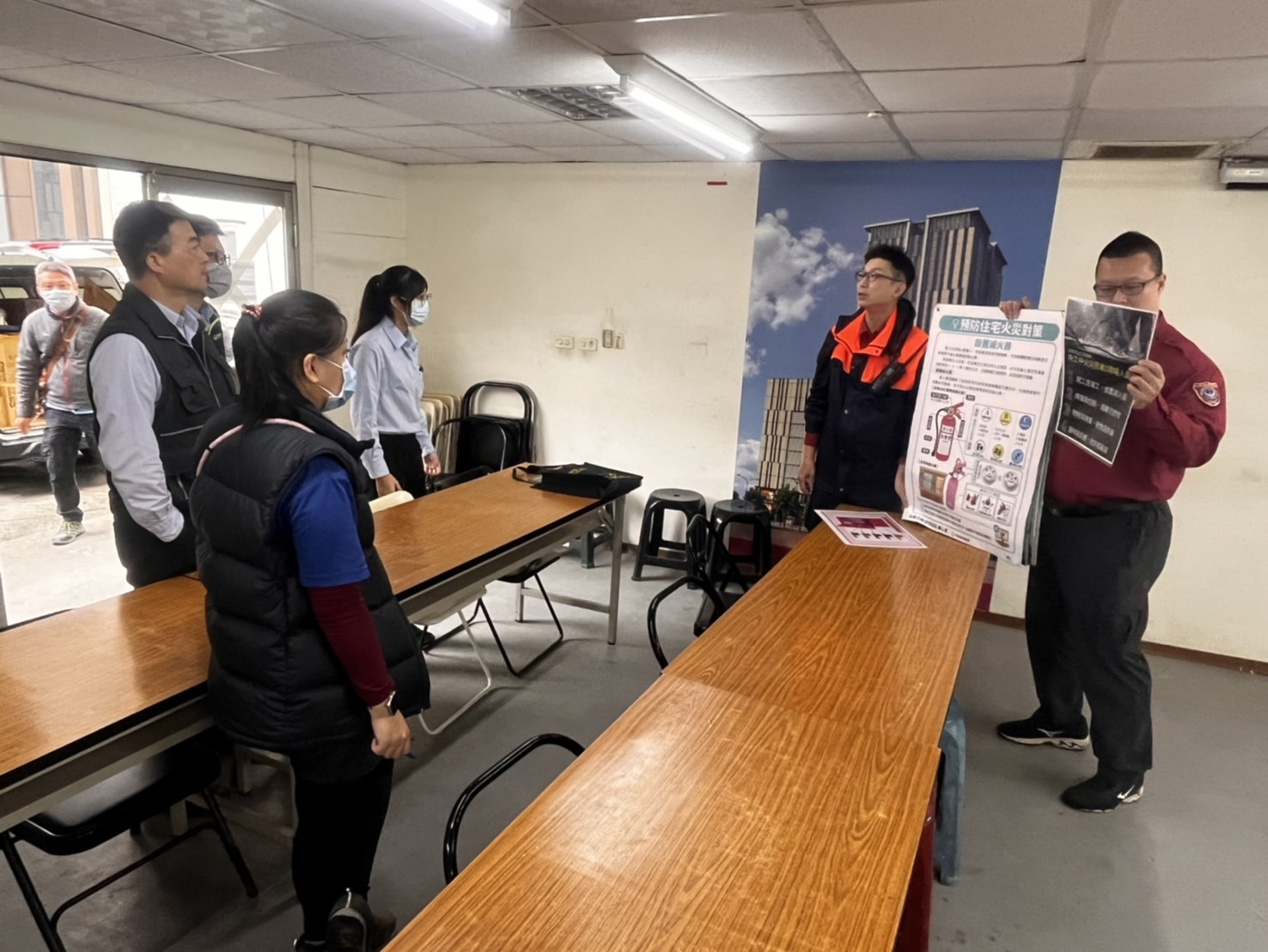 中華分隊對轄內百貨公司建案進行工地防火宣導