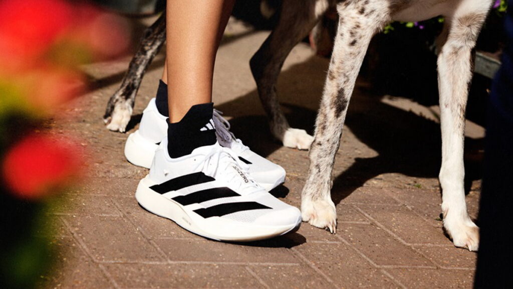 採用LIGHTSTRIKE PRO革新中底科技 adidas ADIZERO EVO SL打造性能與美學的完美平衡。