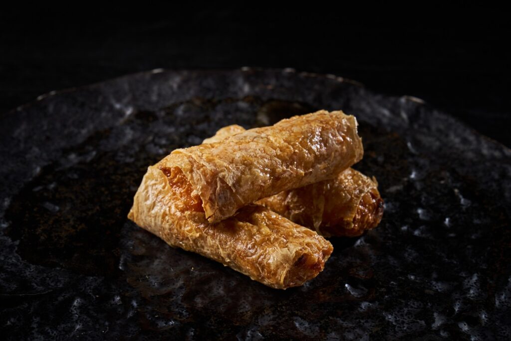 炸至爽脆燙口的「鮮蝦腐皮捲」是最為經典的港式點心之一。(圖_六福旅遊集團提供)