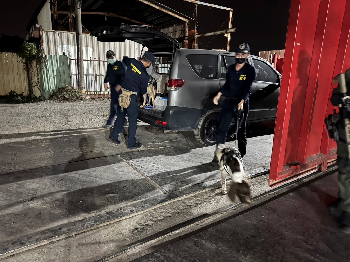 走私毒品貨櫃屋當分裝工廠 超強緝毒犬展「嗅聞神功」幫破案 212 走私毒品貨櫃屋當分裝工廠 超強緝毒犬展「嗅聞神功」幫破案 211