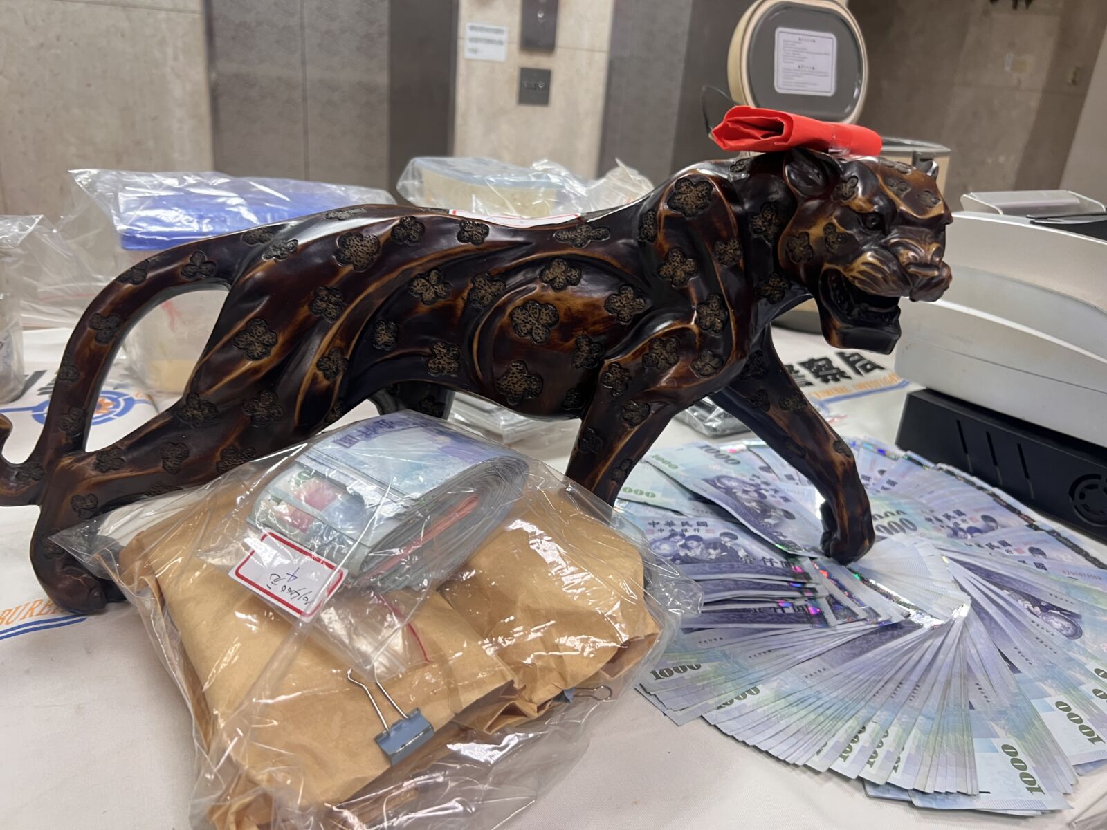 走私毒品貨櫃屋當分裝工廠 超強緝毒犬展「嗅聞神功」幫破案 214 走私毒品貨櫃屋當分裝工廠 超強緝毒犬展「嗅聞神功」幫破案 213