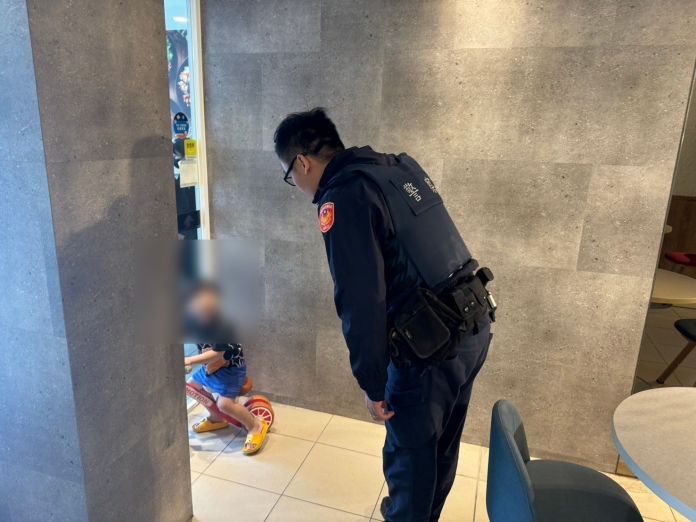 危險!3歲童獨自在馬路上玩耍 平鎮警民及時伸援 65 470917 0