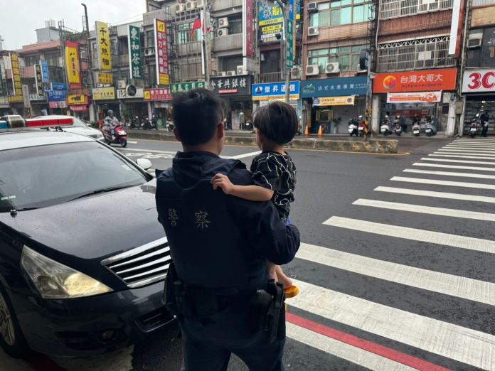 危險!3歲童獨自在馬路上玩耍 平鎮警民及時伸援 66 470918 0