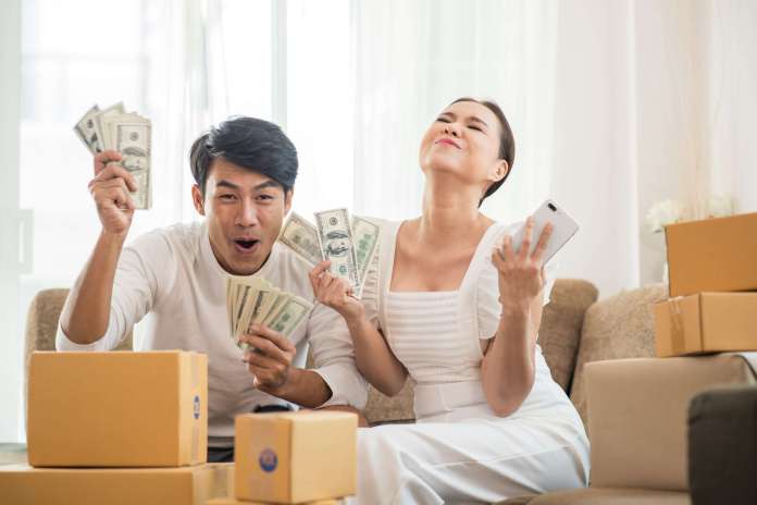只剩3天!桃園超市買飲料發票中千萬 1/6領獎截止 68 happy couple home office with online business marketing online freelance job scaled