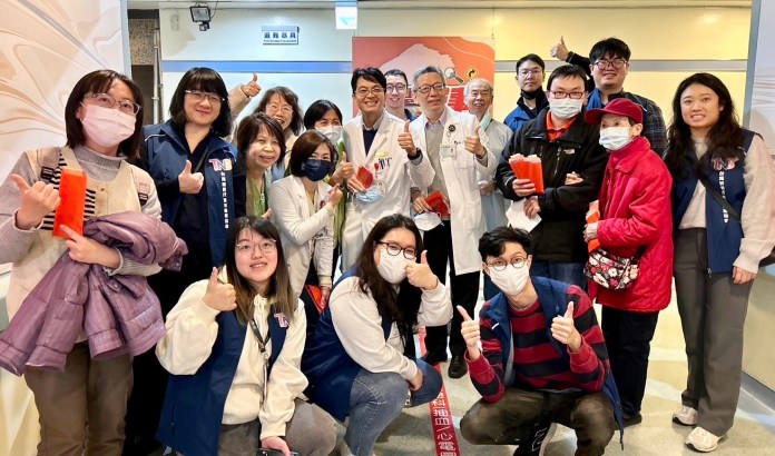 部桃攜手靈糧堂迎新年 民眾拿限量書籤感受暖意 70 S 27836499 0