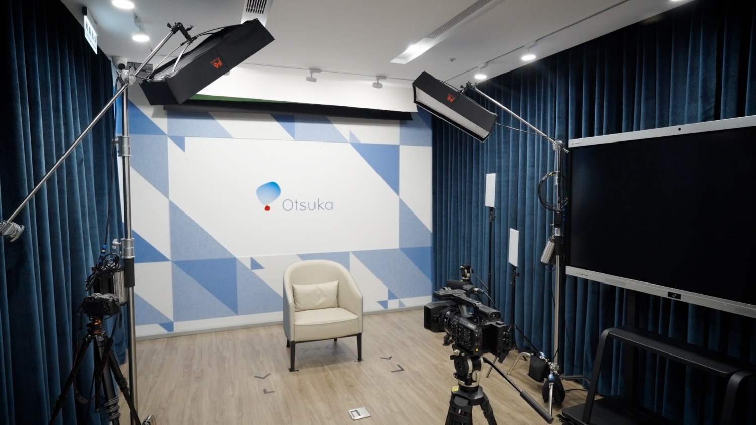 台灣大塚製藥台北辦公室有設置專業攝影棚,除用於發展自媒體頻道、也積極協助醫療專業人士拍攝製作衛教影片,透過數位化方式廣泛傳遞正確的醫療知識。(圖/台灣大塚製藥提供)