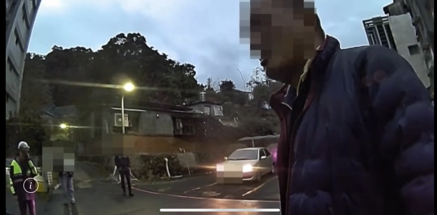 興隆所員警與余姓詐欺通緝犯對話影像。(記者 張艷君翻攝)