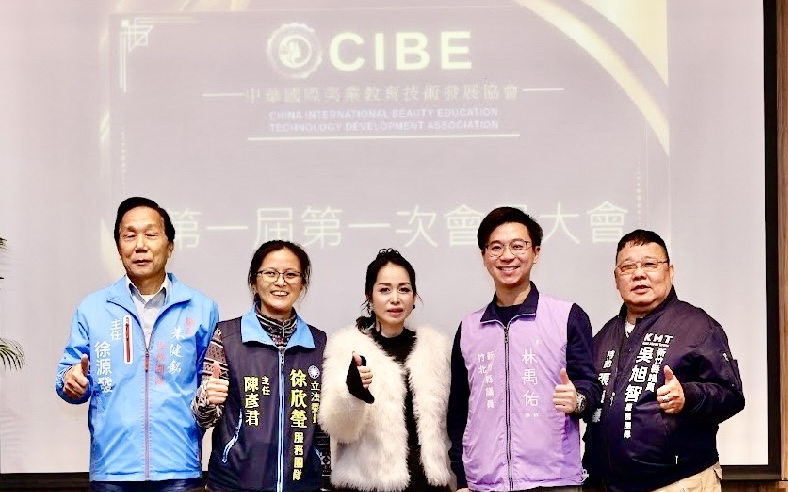 立法委員及多位議員都到場祝賀馮晏昀理事長(中)。(圖/記者林照東攝)