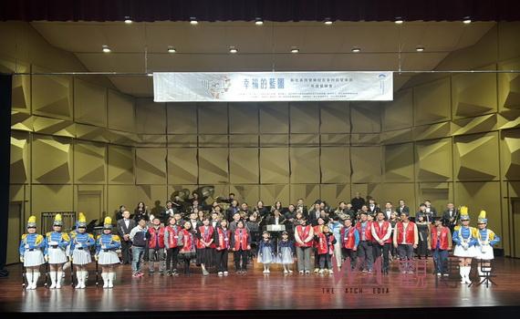 彰商校友管樂團年度公演 與當年儀隊女神一起重回當年國慶的畫面