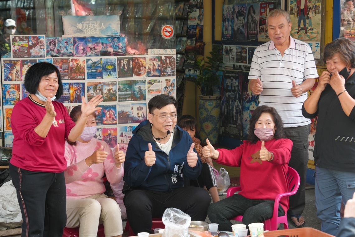 漾新聞 | 賴瑞隆林園市場發春聯 民眾熱情索取一空