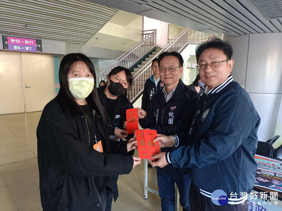桃園分局宣導團，結合韓團演唱會宣導，並發放宣導品蛇年小紅包。<br /><br /> 