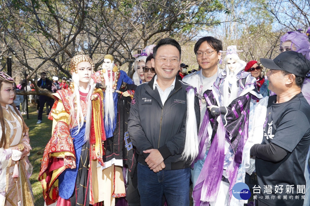 桃園市副市長蘇俊賓與霹靂布袋戲合影。<br /><br /> <br /><br /> <br /><br />