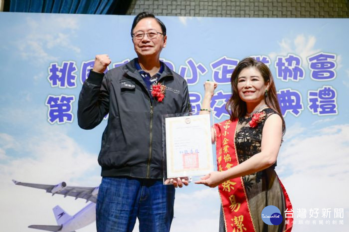張市長頒發當選證書予新任蔡理事長。