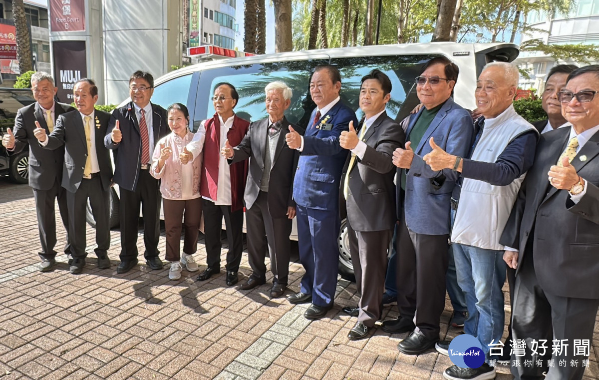 阿里山高峰大飯店董事長陳昆茂捐贈阿里山鄉衛生所救護車替父親祝壽／陳致愷翻攝
