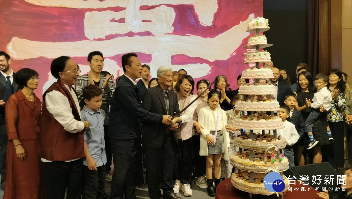 嘉義縣長翁章梁、嘉義市長黃敏惠陪同阿里山百瑞人瑞陳清祥切生日蛋糕/陳致愷攝影
