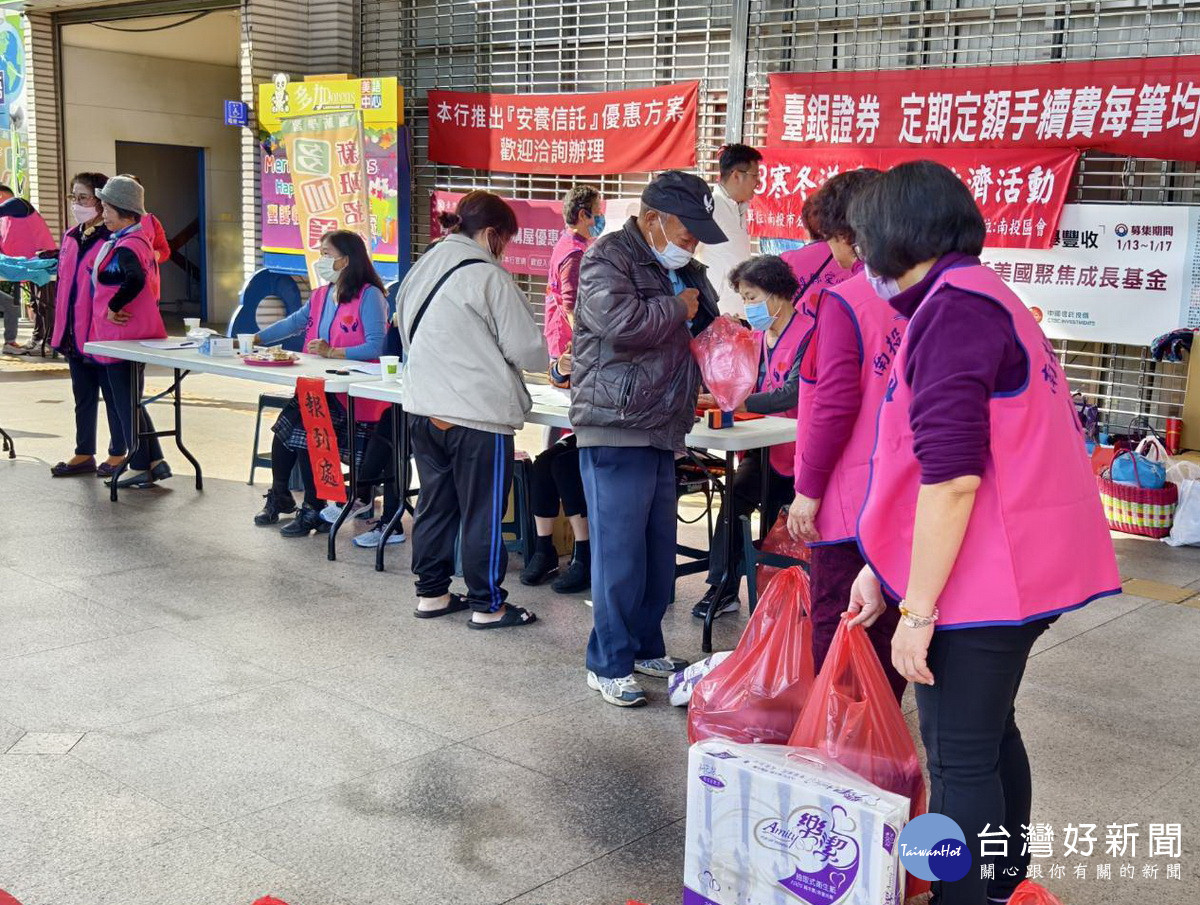 一早民眾就來排隊領取。(南投縣愛心會提供)